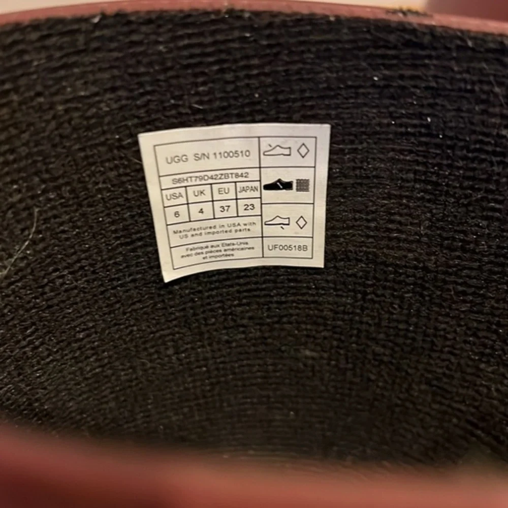 RARE UGG MAROON / CRIMSON RAIN BOOT WITH FLEECE LINED SOLE